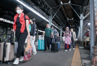 Penumpang kereta api di stasiun Semarang Poncol.