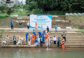 Brantas Abipraya Rawat Ekosistem Waduk Brigif dengan Tebar Benih Ikan