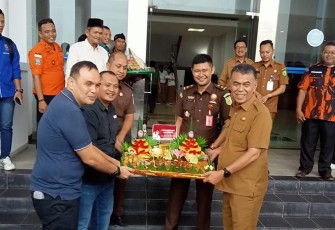 Kajari Natuna Beserta Staf saat Ucapkan Selamat Hari Ulang Tahun Ke-55 Kepada Bupati Natuna 