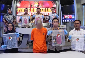 Kapolres Bengkulu Utara, AKBP Lambe Patabang Birana, S.I.K, M.H, saat  Press Conference di Command Center Polres pada Selasa, 23 Januari 2024, pukul 17.00 WIB.