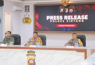 Polres Sintang saat menggelar press release pengungkapan kasus kematian Casis Polri