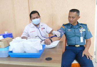 Prajurit Lanudal Tanjungpinang Turut Donorkan Darahnya