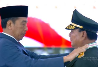 Presiden Joko Widodo saat menyematkan Jenderal TNI (HOR) Prabowo Subianto di Mabes TNI Cilangkap, Jakarta, Rabu (28/2)