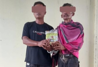 Kedua Tersangka saat diamankan beserta barang bukti