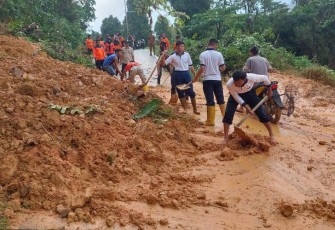 TNI AL saat Gotong Royong bersama Warga Bersihan Material Longsor Tutup Jalan