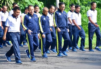 Wadan Puspenerbal, Laksma TNl Bayu Alisyahbana saat olahraga bersama prajurit Penerbangan TNl AL wilayah Surabaya, Jumat (26/1/2024).