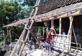 Babinsa Warurejo saat Bantu Warga Renovasi Rumah milik ibu Sarmi warga Desa Warurejo, Kecamatan Balerejo, Kabupaten Madiun, Minggu (18/2/2024).