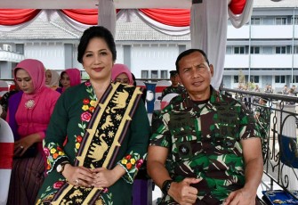 Danlantamal V Brigjen TNI Marinir Joni Sulistiawan, S. H., M. Han., didampingi Ketua Korcab V DJA II Ny. Heny Joni Sulistiawan.