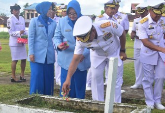 Pangkoarmada III saat Pimpin Upacara Ziarah Jelang Peringatan Hari Dharma Samudera Tahun 2024