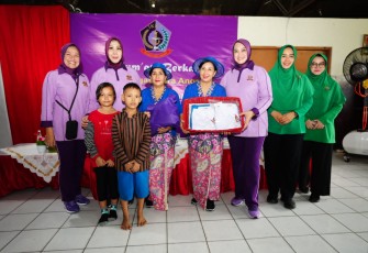 Ketum IKKT PWA saat Kunjungi Sekolah Darurat Kartini Ibu Kembar