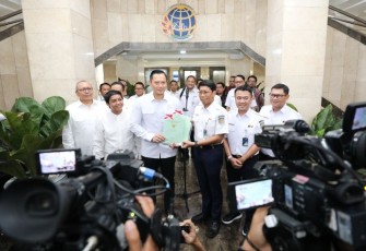 Menteri Agraria dan Tata Ruang/Kepala Badan Pertanahan Nasional (ATR/BPN) Agus Harimurti Yudhoyono menyerahkan dua Sertifikat Hak Pengelolaan (HPL) kepada Direktur Utama PT Kereta Api Indonesia (KAI) Persero di Jakarta, Kamis (30/5)