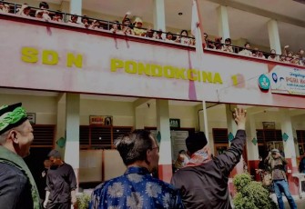Wali Kota Depok Mohammad Idris menyapa siswa SDN Pocin 1 disela kegiatan peresmian RKB, Kamis (21/11/24)