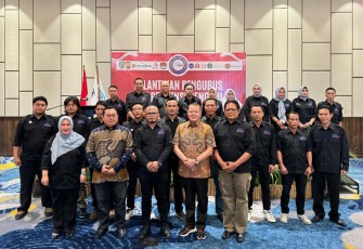 Foto bersama Ketua SMSI Pusat, Firdaus dan Gubernur Rohidin Mersyah bersama pengurus usai pelantikan di Hotel Mercure Bengkulu, Rabu (14/08/2024) siang.