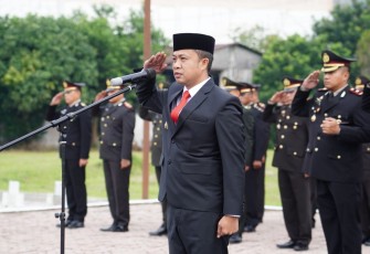 Penjabat (Pj.) Wali Kota Tebing Tinggi Dr. Moettaqien Hasrimi, S.STP., M.Si., saat bertindak selaku Inspektur Upacara