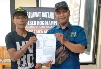Korban saat melaporkan pelaku ke Polsek Rogojampi