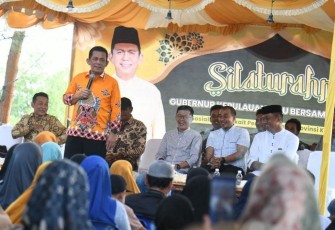 Gubernur Kepulauan Riau H. Ansar Ahmad saat Silaturahmi dengan Warga Tanjung Siambang