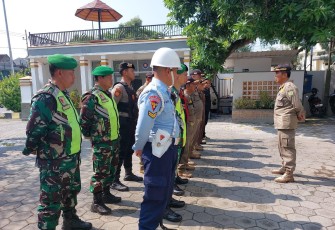 Dalam upaya menciptakan situasi yang aman dan kondusif, petugas gabungan TNI-Polri dan Satpol-PP Kota Madiun menggelar patroli bersama untuk mengantisipasi kerawanan terhadap gangguan keamanan dan ketertiban (kamtibmas) pasca pelaksanaan Pemilu di wilayah Kota Madiun