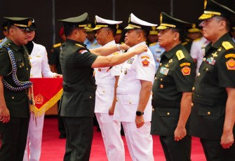 Panglima TNI Jenderal TNI Agus Subiyanto, S.E., M.Si. memimpin Upacara Serah Terima Jabatan (Sertijab) Irjen TNI, Danjen Akademi TNI, Kabais TNI, dan Aslog Panglima TNI yang berlangsung di Aula Gatot Soebroto Mabes TNI, Cilangkap, Jakarta Timur, Rabu (27/03/2024)