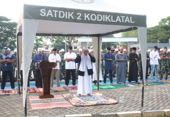 Keluarga Besar Satdik-2 Kodiklatal saat salat Idul Adha 1445 H/2024 M