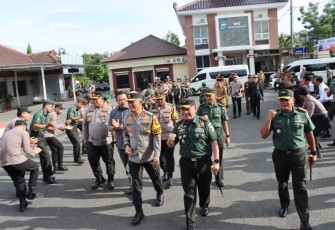 Panglima Kodam V/Brawijaya Mayor Jenderal TNI Rafael Granada Baay, S.E., M.M bersama Kapolda Jawa Timur Irjen Pol Drs. Imam Sugianto,M.Si melakukan Kunjungan Kerja (Kunker) di Polres Pamekasan