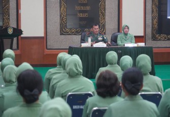Danrem 064/Maulana Yusuf, Brigjen TNI Fierman Sjafirial Agustus saat memberikan pengarahan terhadap seluruh pengurus dan anggota Persit Koorcab Rem 064 PD III/Siliwangi di Aula Baluwarti Makorem 064/MY, Kamis, 18 Januari 2024