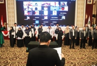 Gubernur Kepulauan Riau Ansar Ahmad disaksikan Sekdaprov Adi Prihantara dan Kepala Dinas Pendidikan Andi Agung mengukuhkan Guru yang diberikan penugasan sebagai Kepala SMAN dan SMKN serta melantik Pejabat Fungsional Pengawas Sekolah di Aula Wan Seri Beni, Dompak, Jumat (5/1)