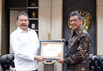 Jaksa Agung ST Burhanuddin Menerima Penghargaan Best Achievement Award 2023 dari Rakyat Merdeka