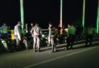 Kapolsek Barus saat menggelar KRYD (Kegiatan Rutin Yang Ditingkatkan) di Jembatan Alfansyuri Barus, Desa Kampung Mudik, Kecamatan Barus, Kabupaten Tapteng, Sabtu (20/1/2024)