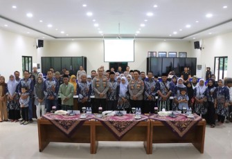 Kapolres Malang saat Lepas Puluhan Keluarga Kanjuruhan Ziarah Makam Para Wali Lima
