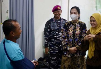 Danlantamal V saat Kunjungi Anggota yang Sakit