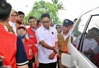Wamen ESDM Yuliot saat pengecekan pengisian BBM di SPBU, Sabtu (28/12)