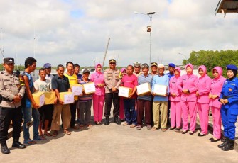 Bhayangkari Sambangi Nelayan Pesisir dan Berbagi Sembako