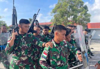  Pangkalan TNI Angkatan Laut (Lanal) Ranai menggelar latihan simulasi Penindakan Huru-Hara (PHH) dalam rangka persiapan P1 dan P2 tahun 2024, dalam hal ini kegiatan dipimpin langsung oleh Pasops Lanal Ranai, Mayor laut (P) Pitrajaya Burnama yang dilaksanakan di Lapangan Apel Mako Lanal Ranai Jl. Yos Sudarso No. 01 Kelurahan Batu Hitam Kecamatan Bunguran Timur Kabupaten Natuna Provinsi Kepulauan Riau, Rabu (10/01/2024)