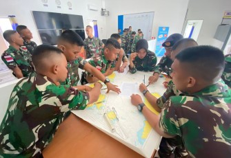 Prajurit Bintara dan Tamtama Pangkalan TNI Angkatan Laut (Lanal) Ranai Korps  Bahari berlatih cara menentukan posisi kapal (Plotting)