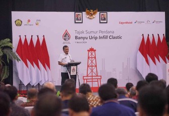 Menteri Energi dan Sumber Daya Mineral (ESDM) Arifin Tasrif sebelum meresmikan tajak sumur infill carbonate Banyu Urip di Blok Cepu Bojonegoro Jawa Timur, Jumat (1/3)