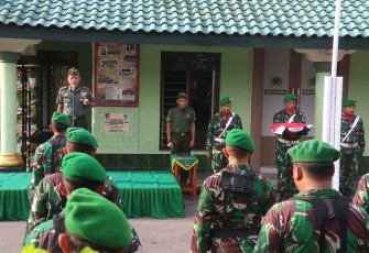 Dandim 0808/Blitar saat Pimpin Upacara Bendera 17 an 