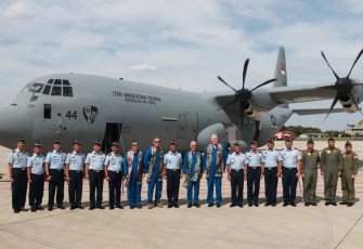 Panglima Komando Operasi Udara I Marsda TNI Mohammad Nurdin hadiri penyambutan kedatangan pesawat keempat Super Hercules C-130J dengan tail number A-1344 buatan Lockeed Martin, Amerika Serikat, dengan diiringi tradisi water salute di Apron Lanud Halim Perdanakusuma, Senin (22/1/2024)