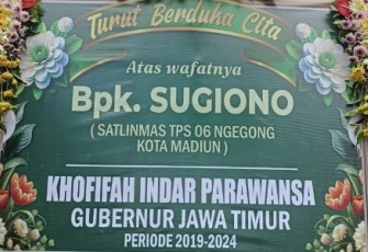 Papan bunga turut berduka cita dari Khofifah Indar Parawansa kepada salah satu anggota Linmas yang meninggal dunia.