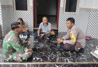 Sertu Mulyadi  bersama Bhabinkamtibmas melaksanakan Komsos dengan warga masyarakat Desa Benawa Tengah Kecamatan Barabai Kab.Hulu Sungai Tengah, Sabtu (09/03/2024)