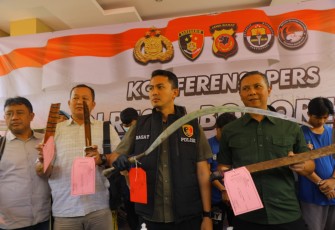 Sat Reskrim Polresta Bogor Kota Polda Jabar saat menggelar press conference ungkap kasus Tanpa Hak menguasai atau membawa senjata tajam di Mako Polresta Bogor Kota Jl. Kapt Muslihat Kota Bogor, Rabu (7/2/2024).