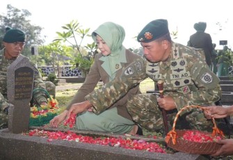 Pangdivif 1 Kostrad saat Pimpin Ziarah di TMP Pondok Rajeg