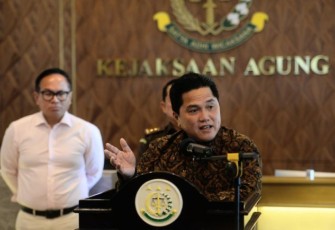 Menteri BUMN Erick Thohir seusai menandatangani nota kesepahaman atau MoU tentang pengembangan penerapan penguatan tata kelola, manajemen risiko, dan pengendalian intern di BUMN yang disaksikan Jaksa Agung Sanitiar Burhanuddin di Kantor Pusat BPKP, Jakarta, Senin (4/3/2024). 