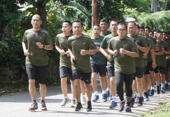 embinaan Fisik (Binsik) Siang dengan lari siang 10 k di Kesatrian Wing Udara 1 Tanjungoinang, Kamis (17/1/2024).