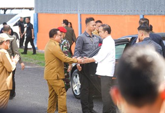 Wali Kota Bitung Maurits Mantiri saat menyambut kedatangan Presiden Jokowi di Gudang Bulog Paceda