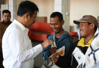 Kepala BP Batam/Walikota Batam Muhammad Rudi, saat menyalurkan bantuan pangan Cadangan Beras Pemerintah (CBP) kepada 6.178 Keluarga Penerima Manfaat (KPM) di Kecamatan Bengkong dan Kecamatan Sekupang, Senin (5/2/2024)