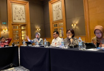Dirjen Bina Pembangunan Daerah, Kemendagri, Restuardy Daud (kemeja putih) saat menjadi narasumber pada acara rapat pembentukan Tim Fasilitator dan Tim Nasional Pendamping Penyelarasan RPJPN 2025-2045