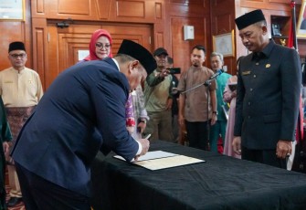 Sekdaprov Kepri saat Lantik Abdul Kholik sebagai Direktur Perumda Air Minum Tirta Kepri 2024-2029