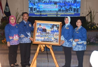 Komandan Pangkalan Utama TNI AL (Danlantamal) V Brigjen TNI Marinir Joni Sulistiawan, S. H., M. Han, menghadiri Hari Ulang Tahun (HUT) Ke- 6 Paguyuban Purnawiran Korps Wanita Angkatan Laut (PP Kowal) Tahun 2024 di Gedung Balai Prajurit K.G.P.H. Moeljono Poerbo Nagoro Puspenerbal, Juanda Surabaya, Senin (08/01/2024)