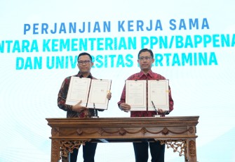 Penandatanganan perjanjian kerja sama yang dilakukan oleh Kepala Sekretariat Nasional SDGs, Pungkas Bahjuri Ali dengan Wakil Rektor Bidang Penelitian, Pengembangan dan Kerja Sama Universitas Pertamina, Prof. Dr. techn. Djoko Triyono, S.Si., M.Si.