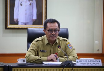 Kepala BSDKN Yusharto Huntoyungo saat memberi sambutan dalam acara Webinar Kolaborasi Pemanfaatan Proyek Perubahan dalam Pelaporan Sistem Indeks Inovasi Daerah (IID) dan Aplikasi Tuxedovation. Kegiatan tersebut dilakukan secara daring dari Aula BSKDN pada Selasa, 9 Januari 2024